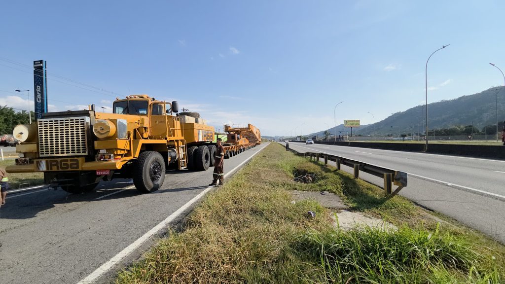 Mega carreta de 800 toneladas e 146 metros
