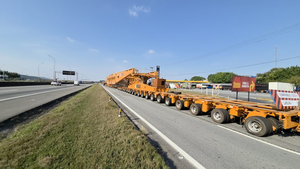 Mega carreta de 845 toneladas inicia deslocamento