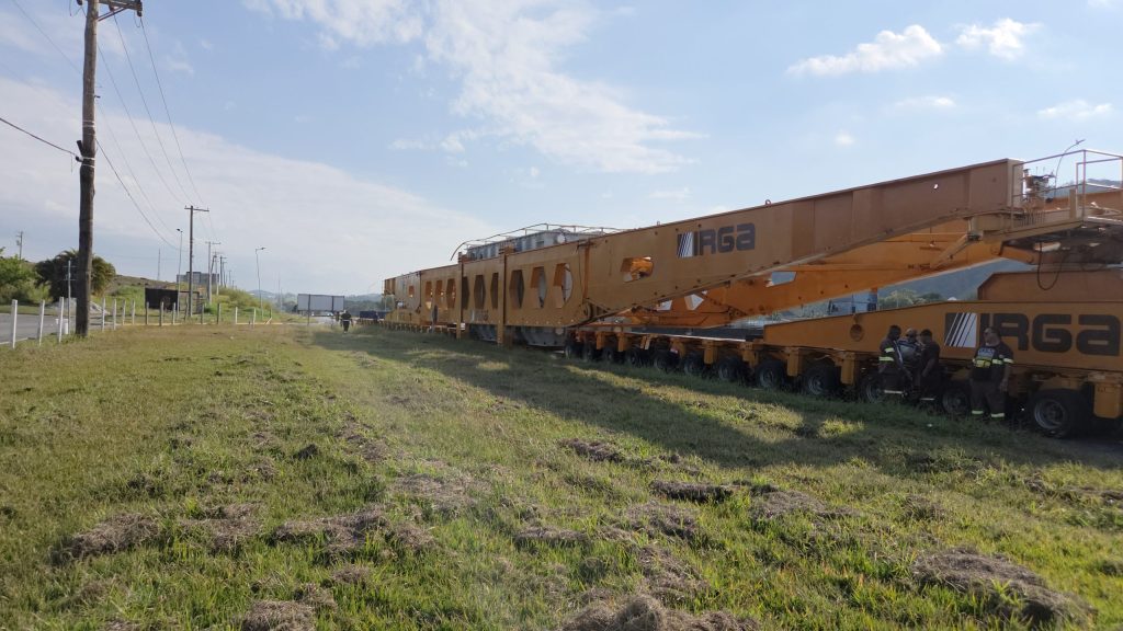 Mega carreta de 845 toneladas inicia deslocamento