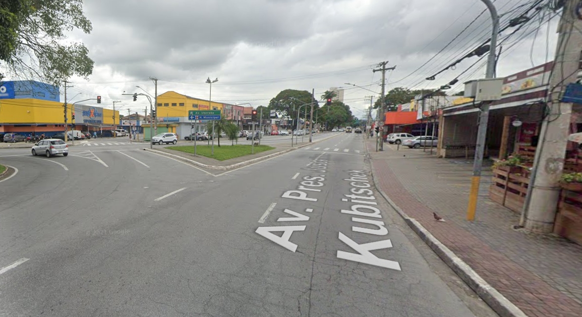 Motociclista morre após colidir com poste