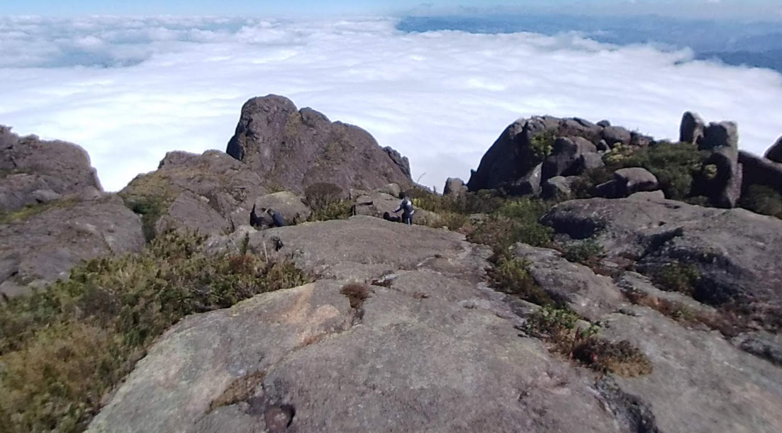 Jovem é resgatada pelo helicóptero da PM após torcer tornozelo no topo do Pico dos Marins