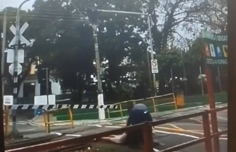 Homem escapa de tragédia com trem em Caçapava. Veja o vídeo