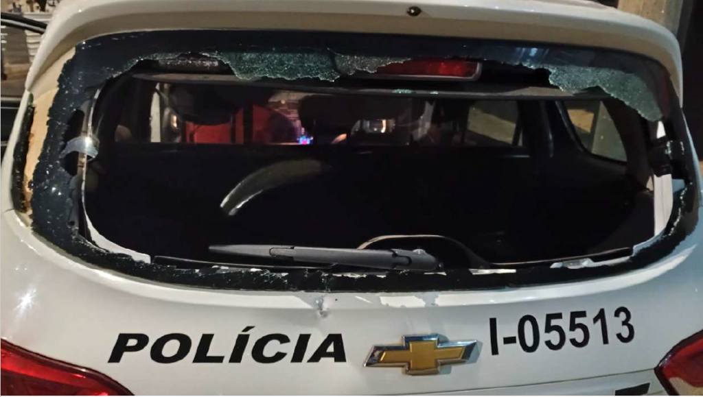 Mulher é presa em Lagoinha por quebrar vidro de viatura da PM