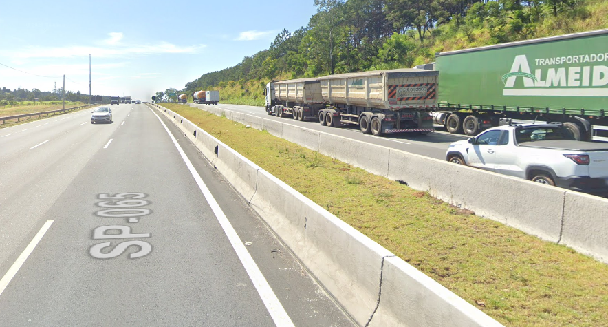 colisão entre carretas na Rodovia Dom Pedro I