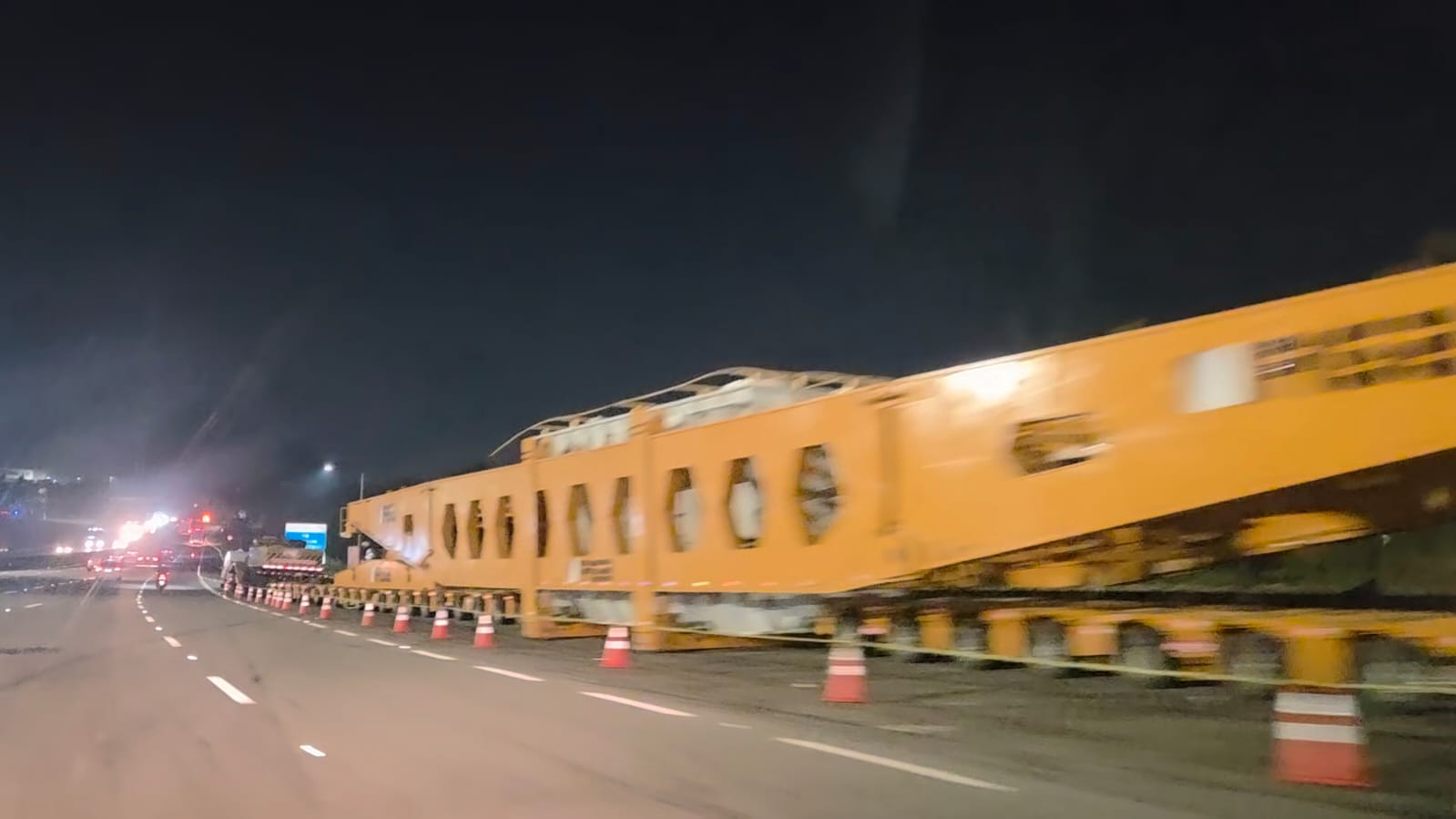 Carga Especial parada na Via Dutra