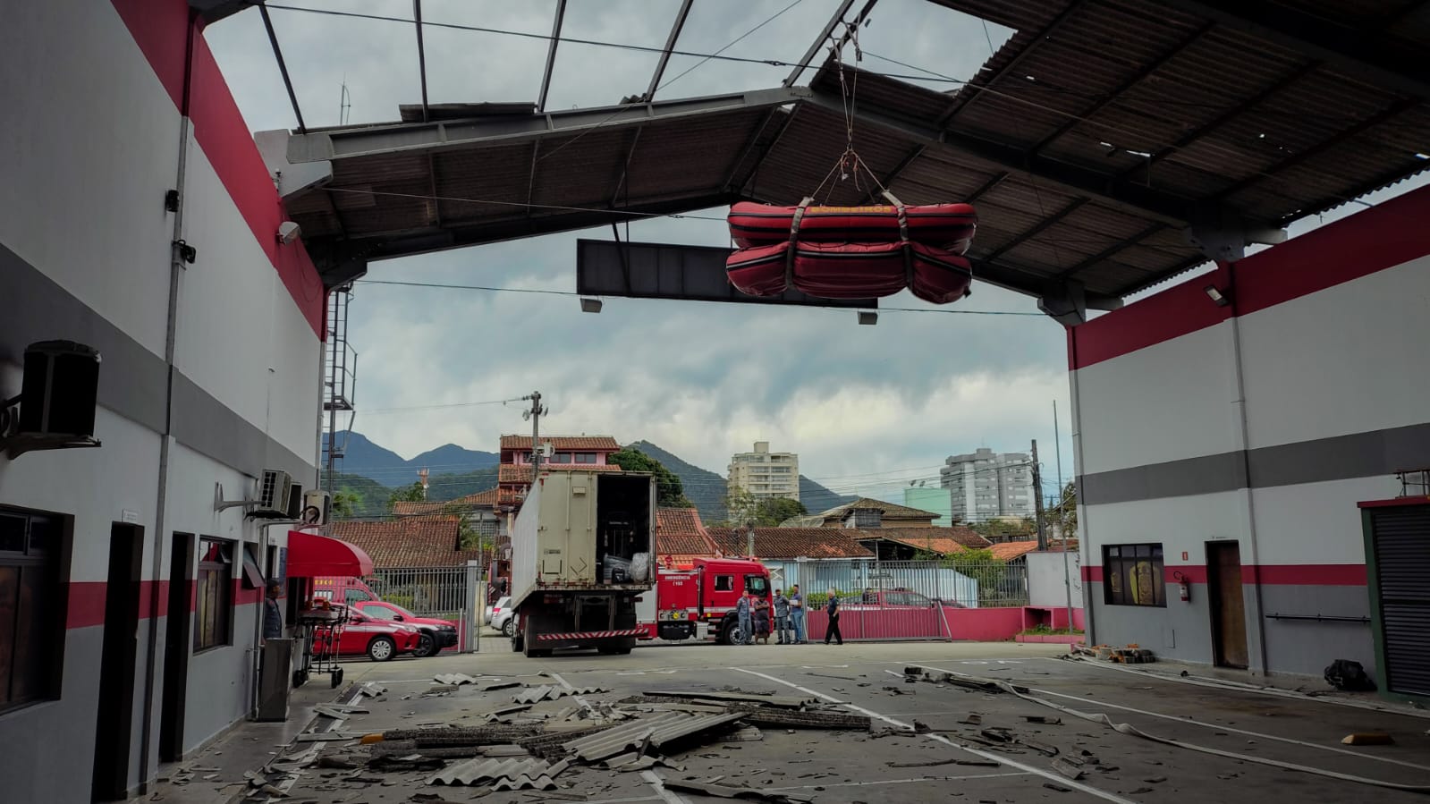 Fortes rajadas de vento causam destelhamento do quartel dos Bombeiros, em Caraguatatuba, e destruição no Litoral Norte de São Paulo. Veja imagens