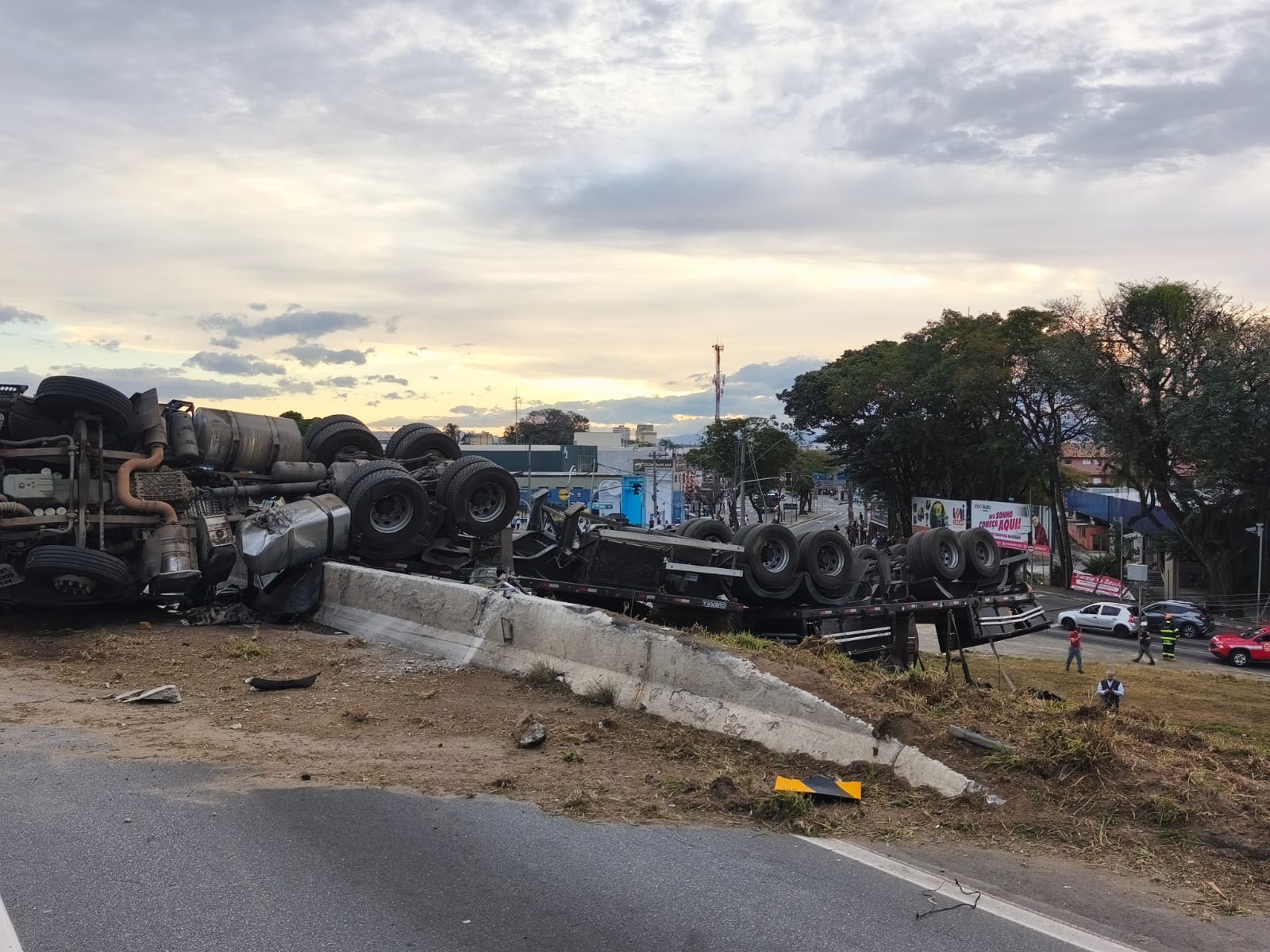 Carreta capota na Via Dutra em Taubaté