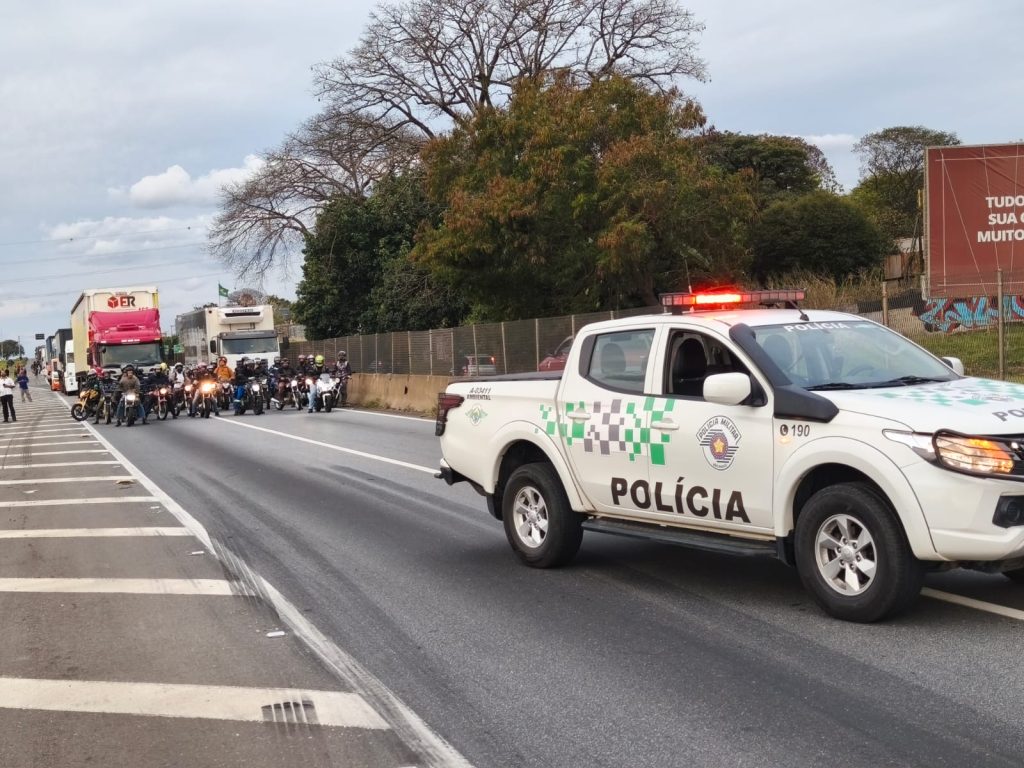 Carreta capota na Via Dutra em Taubaté