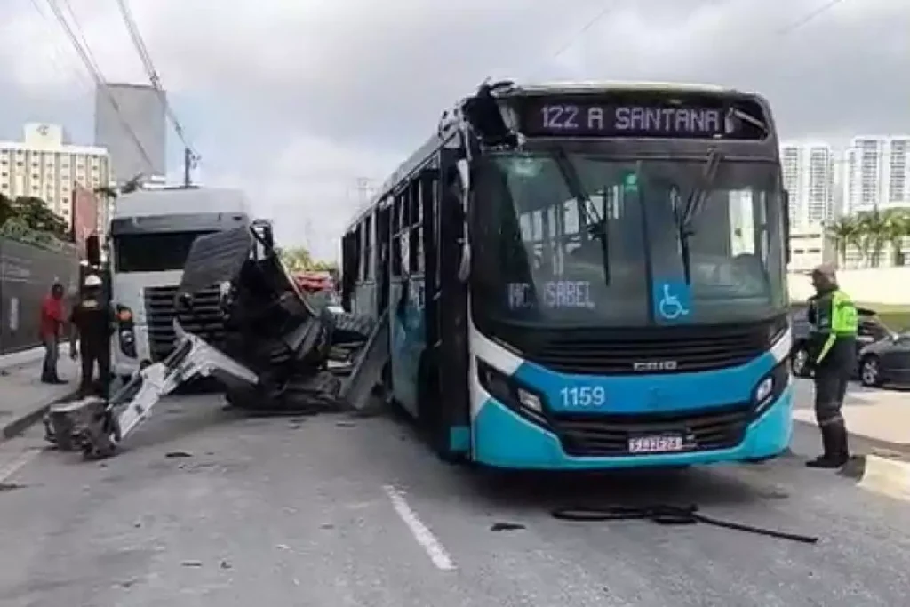 Acidente entre ônibus e escavadeira deixa três feridos em São José dos Campos 1 Acidente entre ônibus e escavadeira