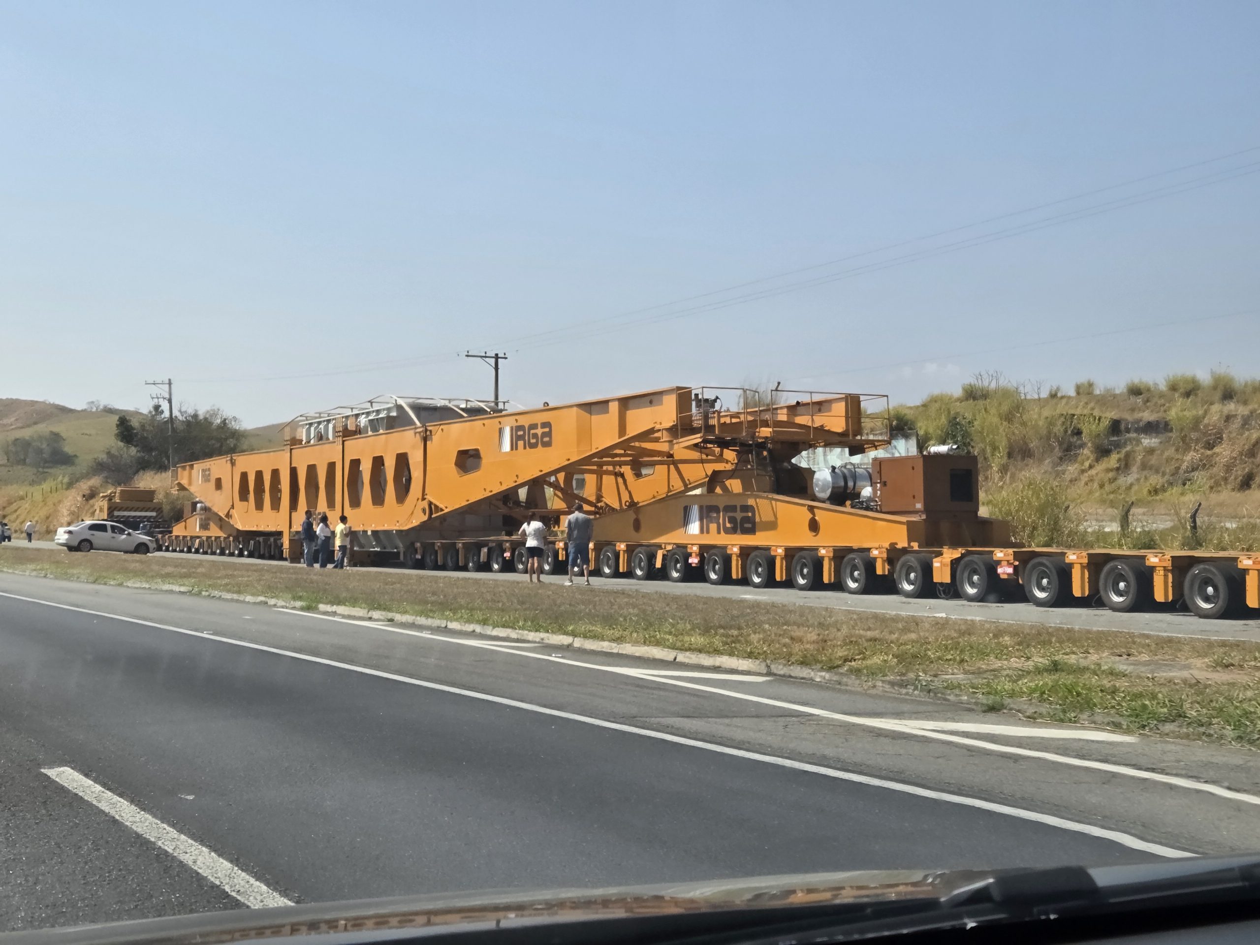 Super caminhão deve deixar Via Dutra, no Vale do Paraíba, nas próximas horas