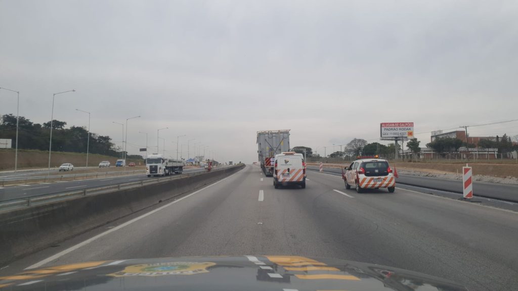 Antes de passagem de mega carreta pelo Vale do Paraíba, outra carga superdimensionada, causa congestionamento na Via Dutra 1 carga superdimenssionada,