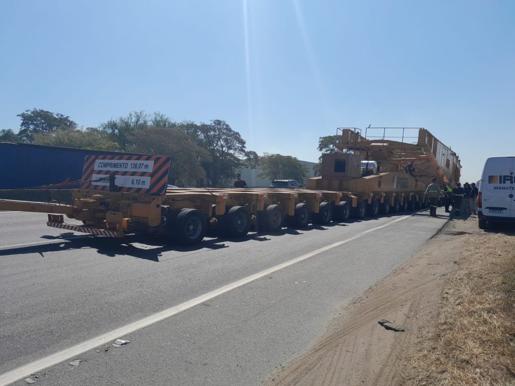 Super carreta percorre 41 quilômetros e já está próxima de deixar a Via Dutra, no Vale do Paraíba 1 Super carreta
