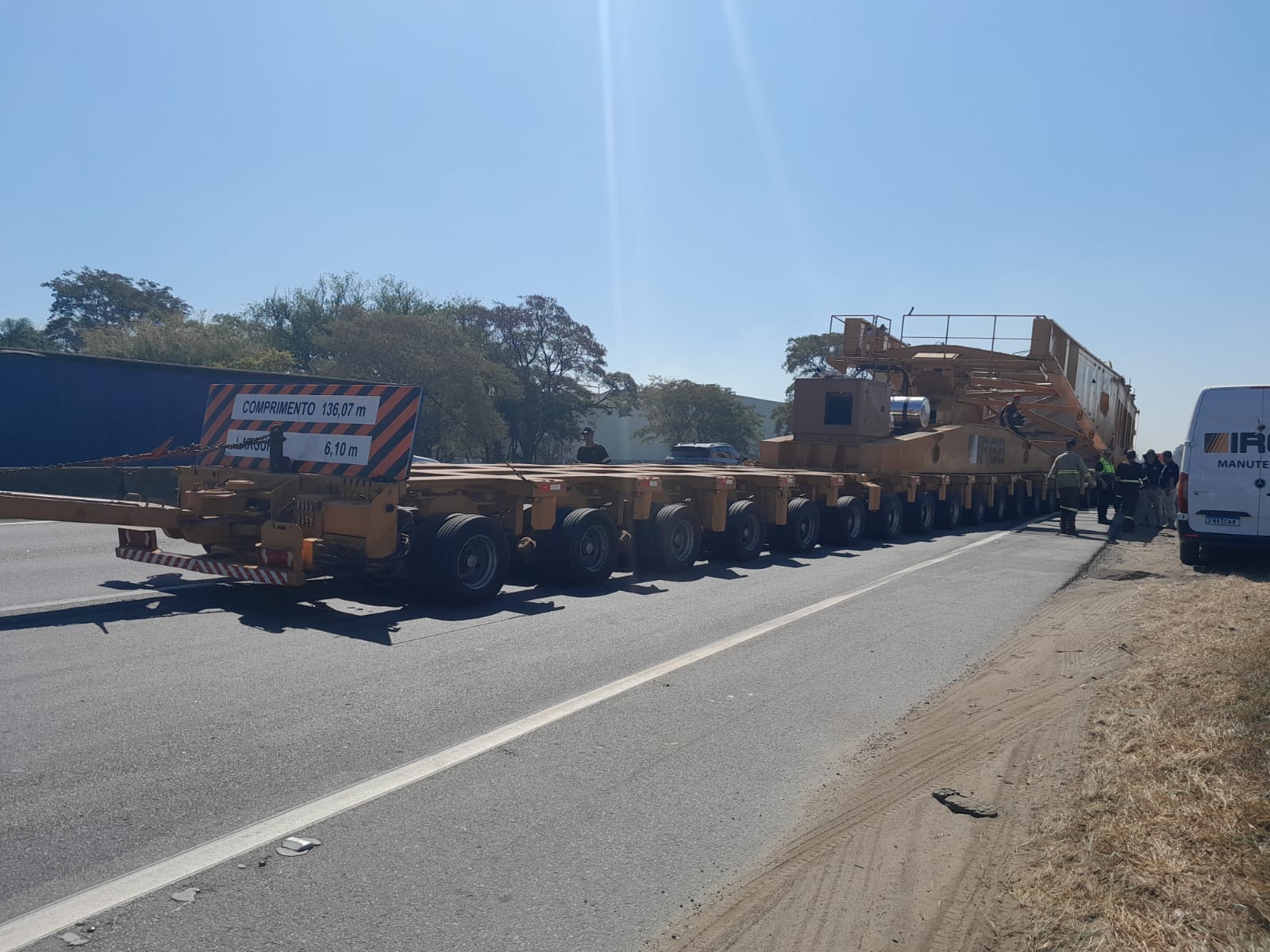 Super carreta percorre 41 quilômetros e já está próxima de deixar a Via Dutra, no Vale do Paraíba