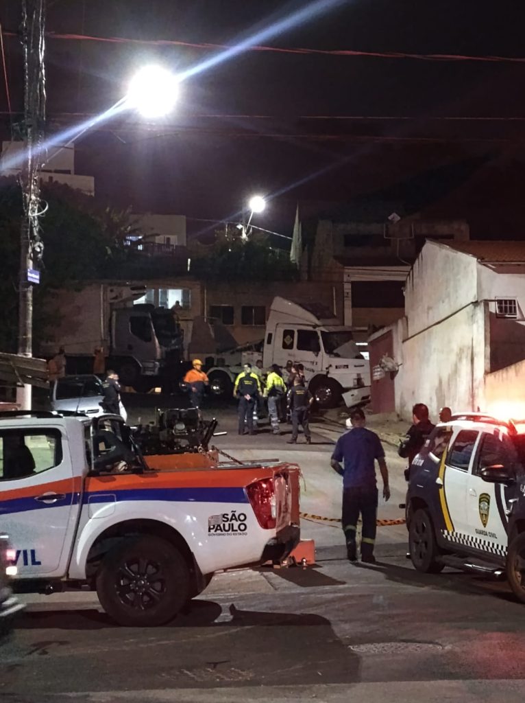 Acidente entre caminhões atinge residência em Jacareí