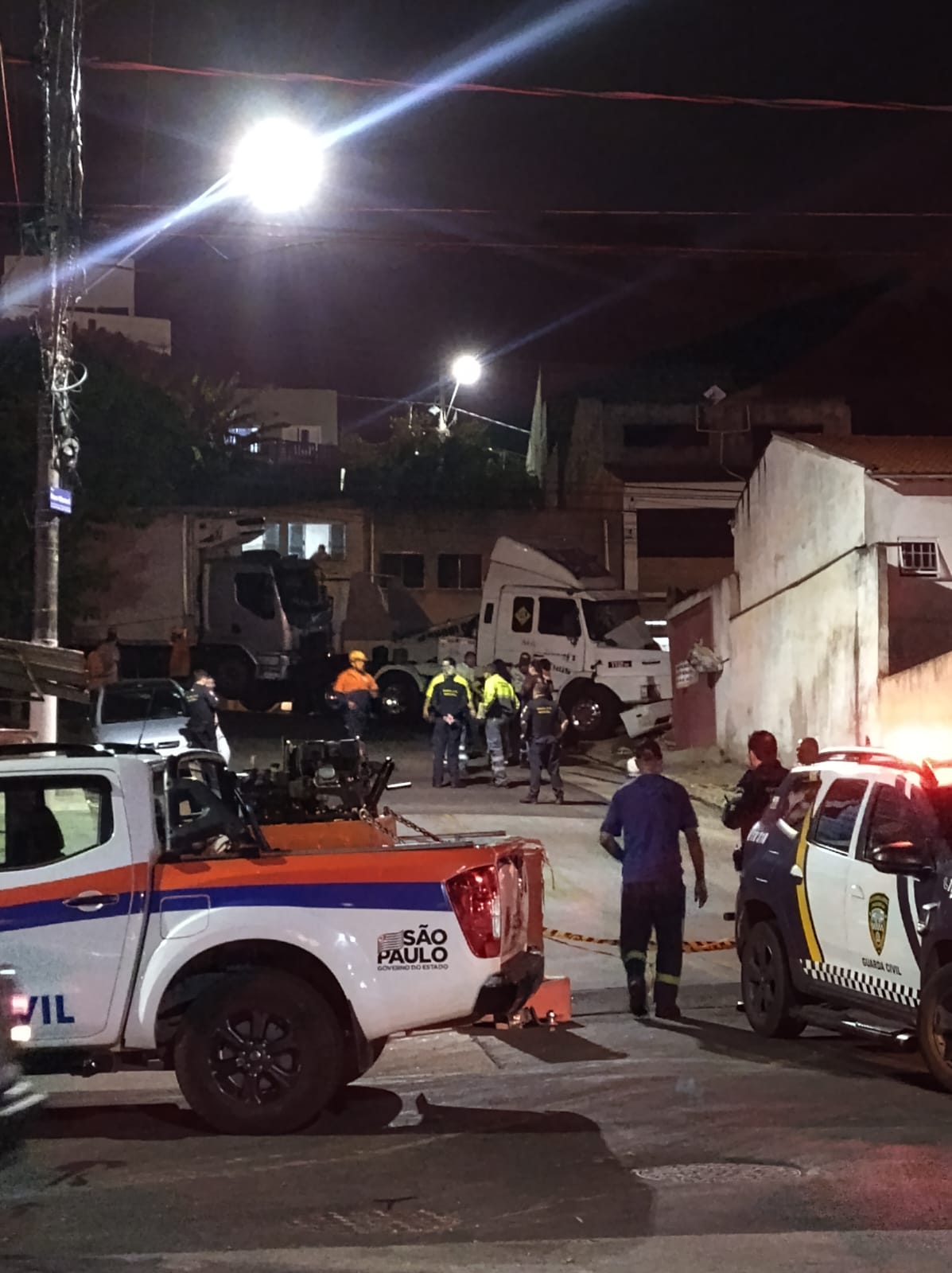 Acidente entre caminhões atinge residência em Jacareí