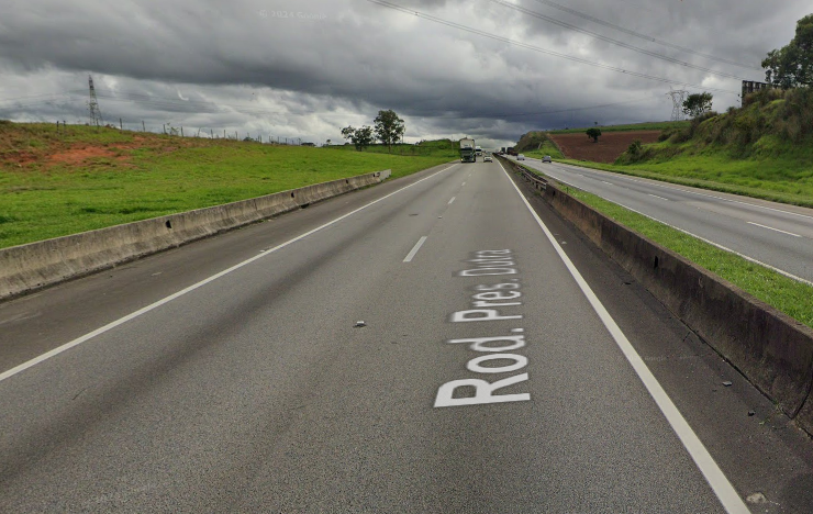 Caminhão atropela, mata pedestre e motorista foge na Via Dutra, Caçapava 1 motorista foge na Via Dutra