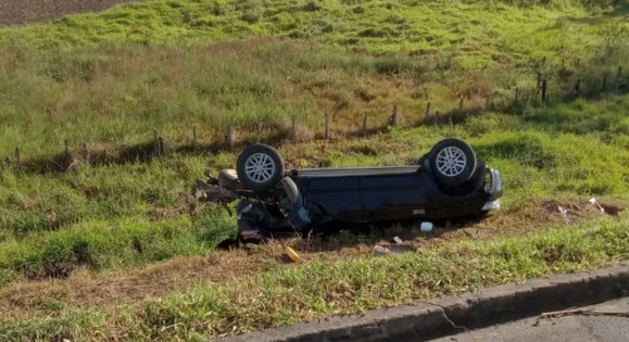 Carro cai em ribanceira na Via Dutra, em Pinda, duas pessoas morrem e uma fica ferida
