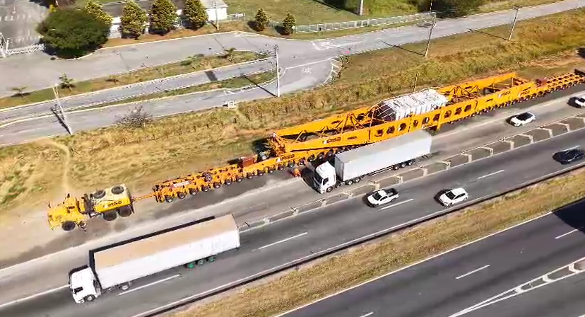 Devido à pane, supercarreta com transformador de 845 toneladas tem viagem adiada pela Via Dutra, no Vale do Paraíba