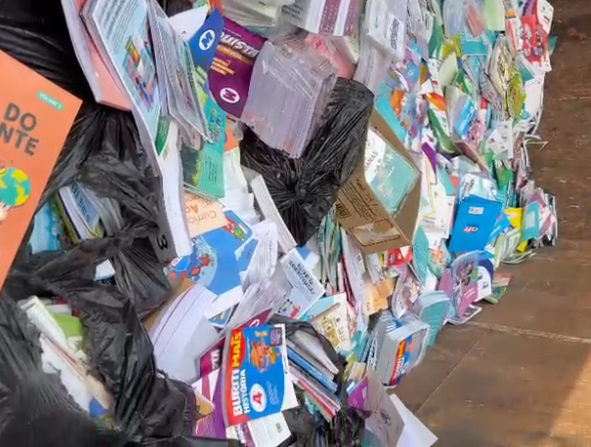 Polícia Civil de Caçapava apreende cerca de 1.200 exemplares de livros lacrados em terreno de reciclagem e suspeita é de descarte irregular