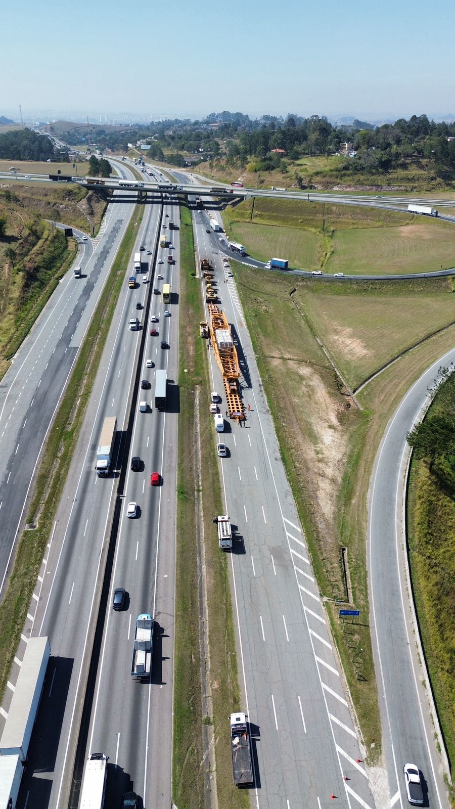 Maior carreta da história a passar pela Via Dutra