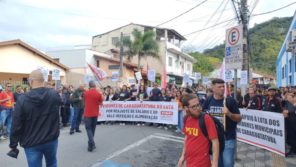 Servidores municipais de Caraguatatuba entram em greve de 24 horas e exigem reajuste de 15%. Prefeitura diz que serviços não foram afetados 1 Servidores municipais de Caraguatatuba