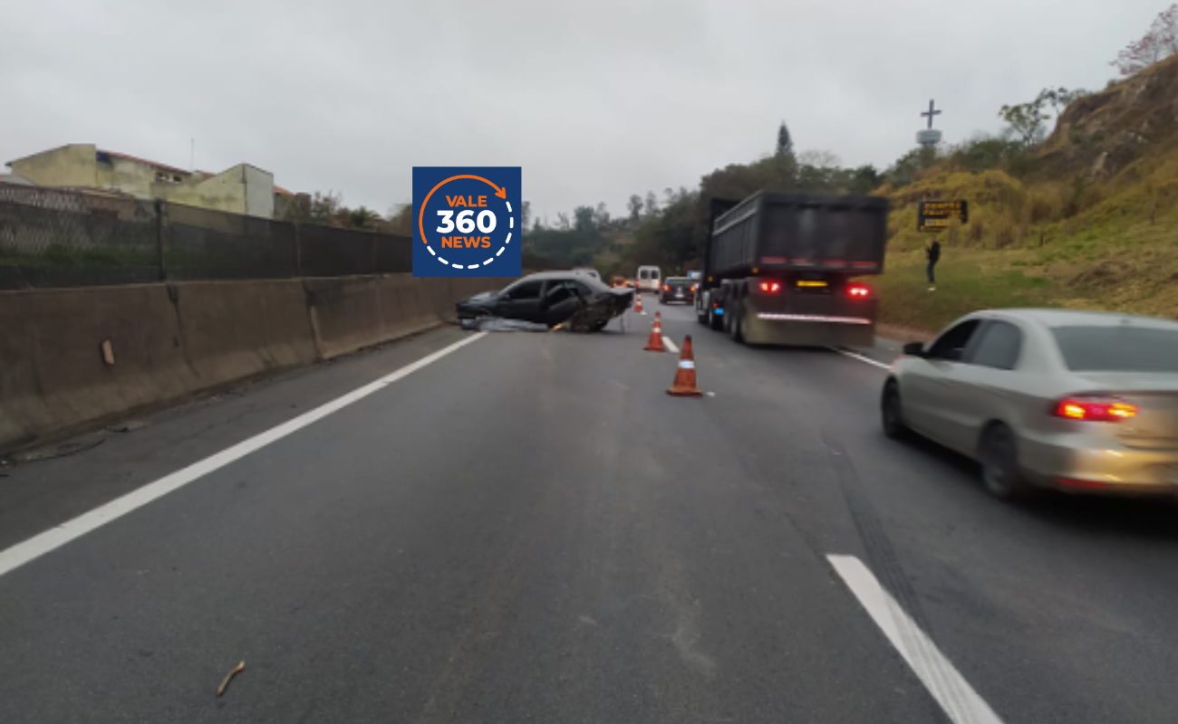 Homem é encontrado morto na parte de trás de carro, após acidente na Via Dutra, no Vale do Paraíba, e polícia apura fuga de envolvidos