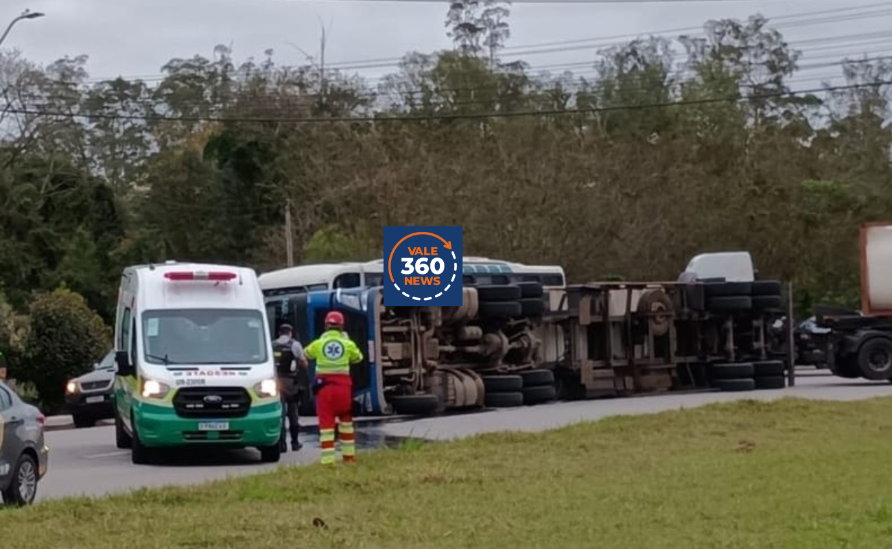 Carreta tomba e interdita faixas de rolamento em rodovia de Jacareí