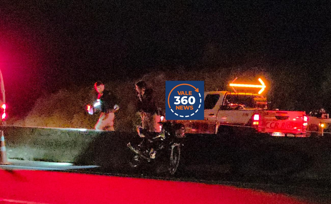 foi atingido por outra moto e arremessado para pista contrária