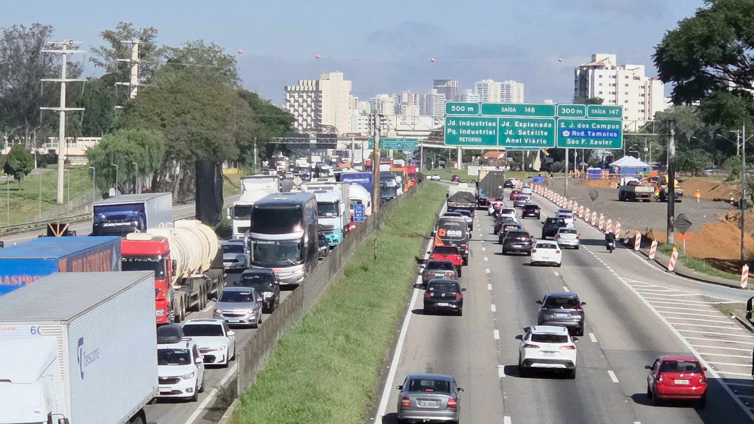 Mulher é ejetada de carro de aplicativo e atropelada em acidente fatal na Via Dutra
