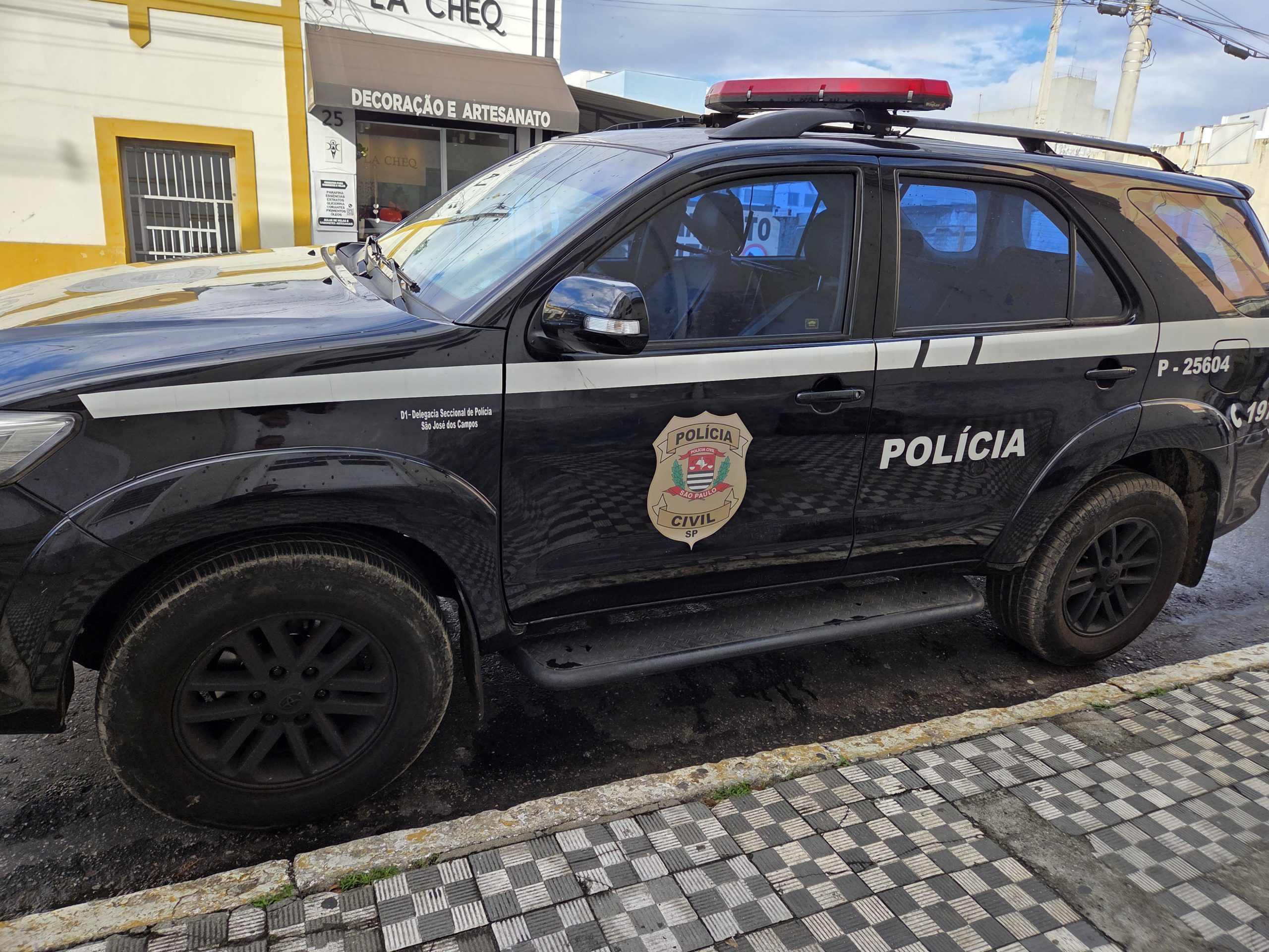 Polícia caça assassinos