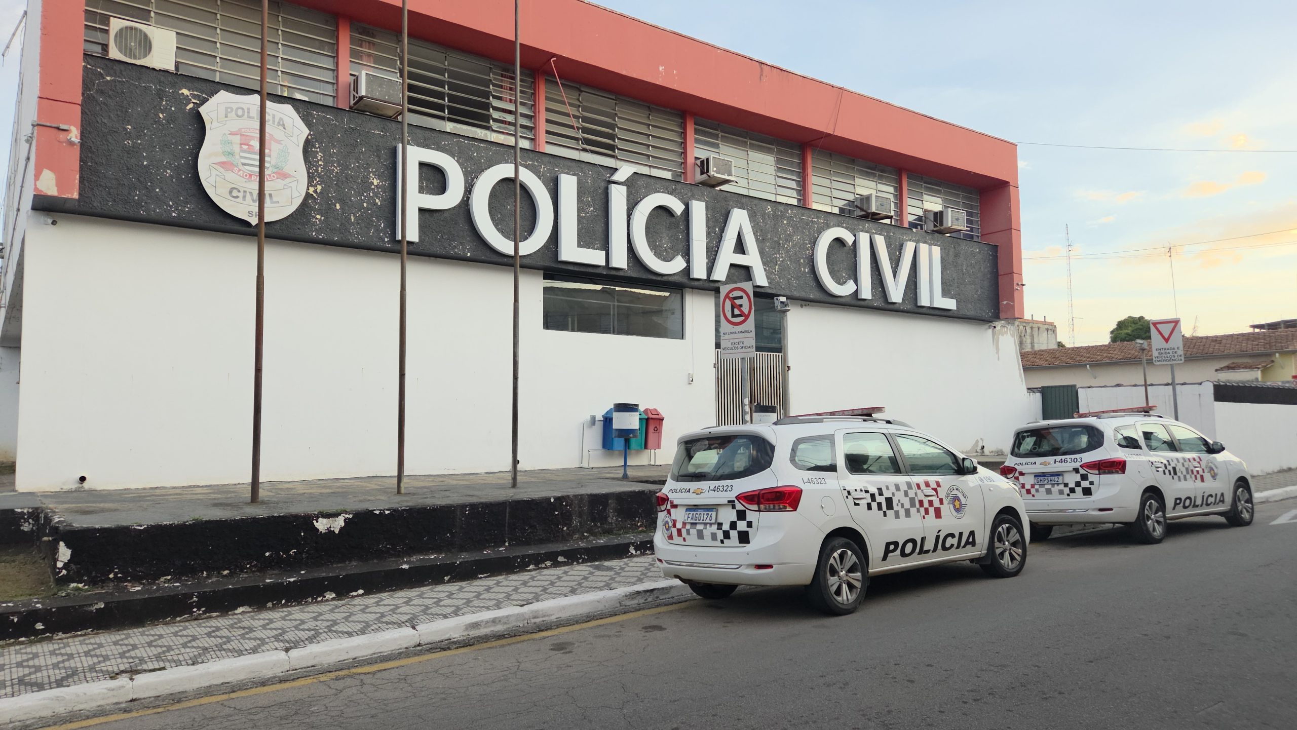 Jovem é baleado pelas costas por motociclista