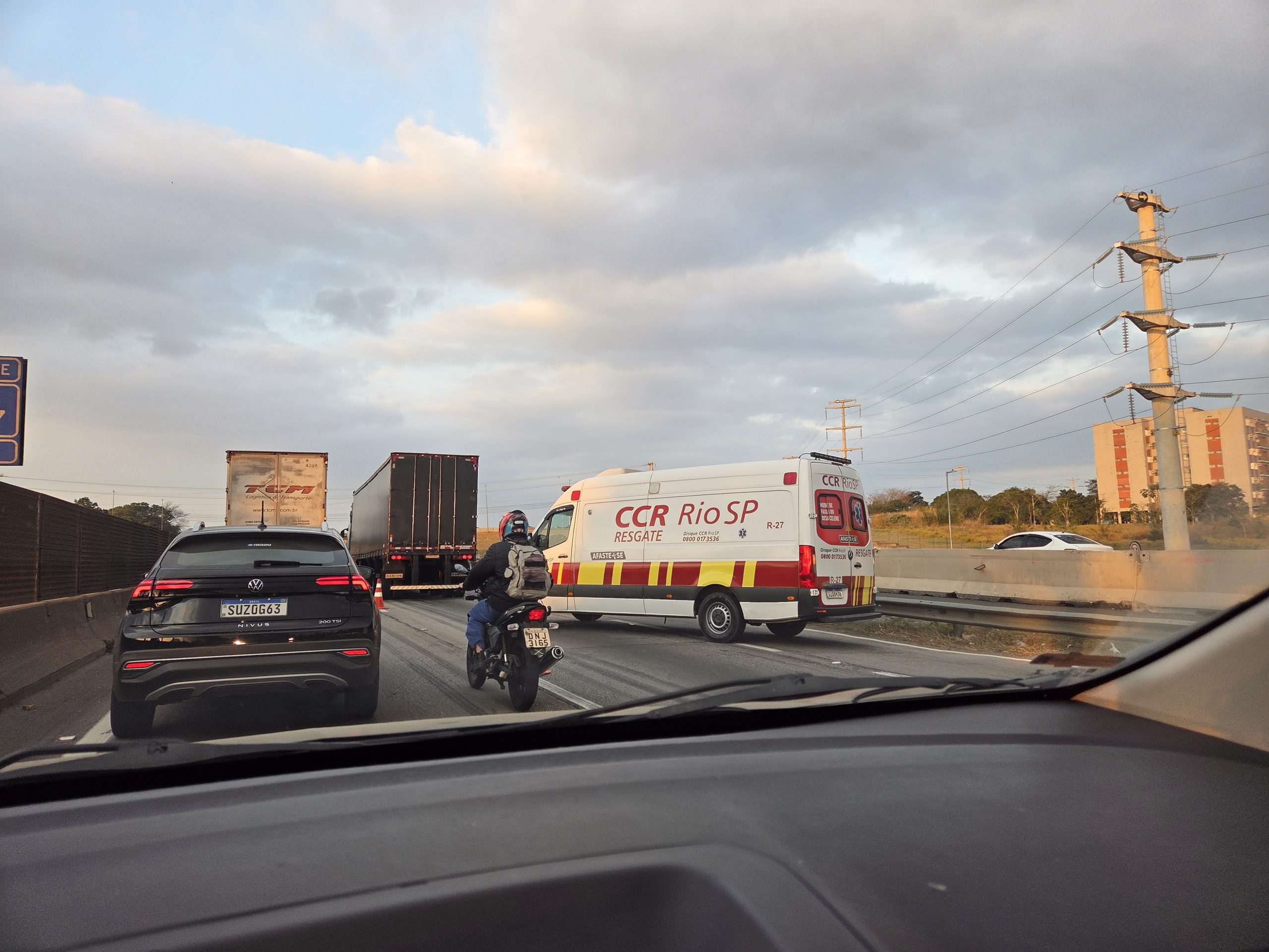 Via Dutra está totalmente interditada em São José dos Campos