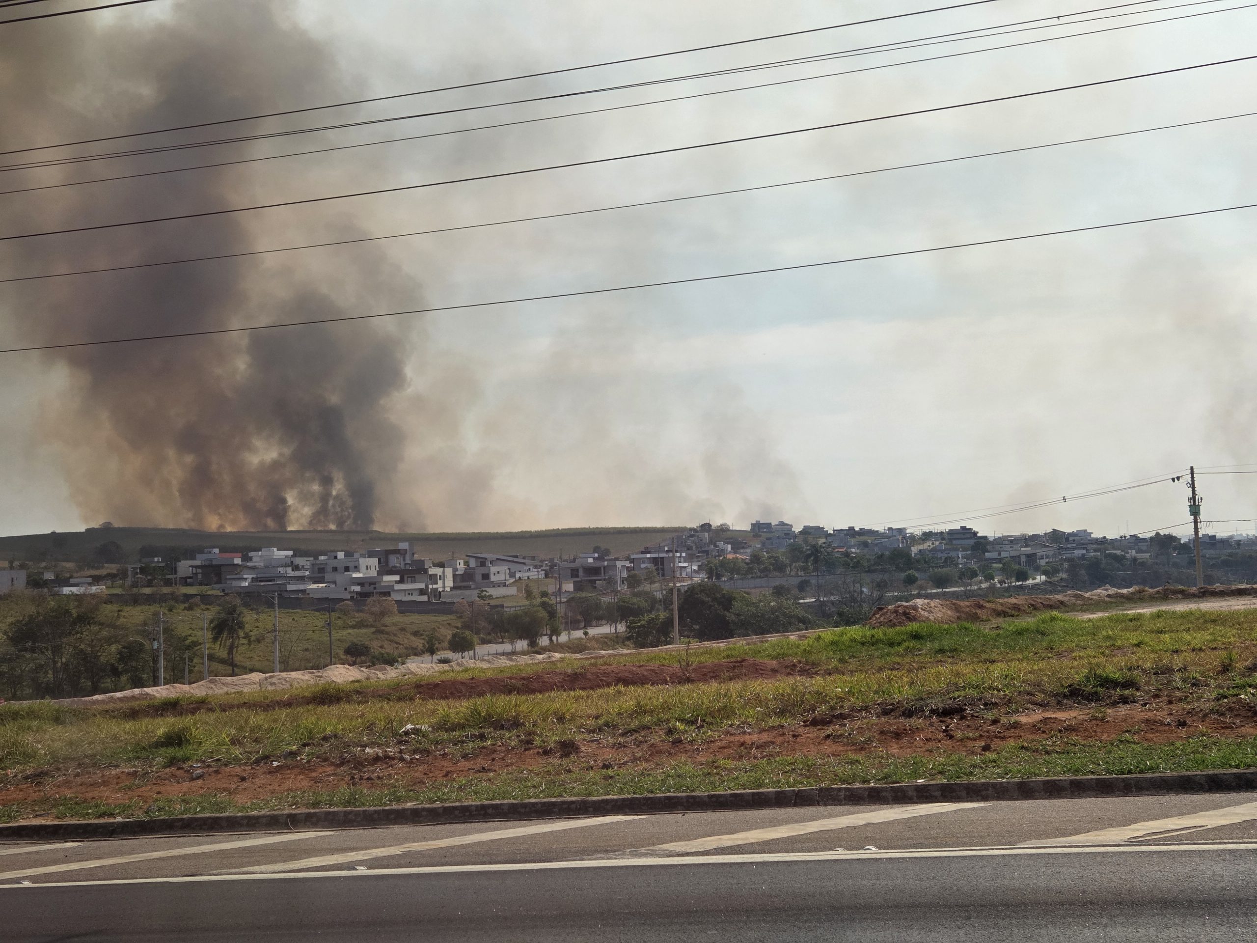 Incêndio em vegetação em Caçapava