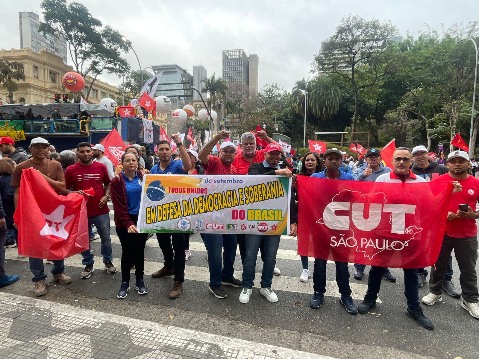 Sintricom participa de atos em defesa da democracia e contra anistia
