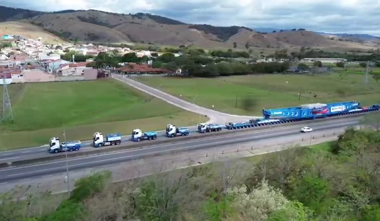 Carreta com transformador gera 33 km de congestionamento na Via Dutra e está prestes a deixar o Vale do Paraíba