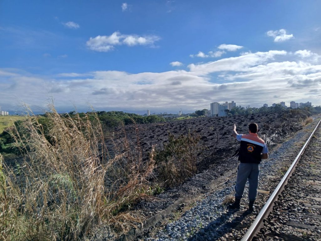 Defesa Civil monitora área de 100 mil metros quadrados de vegetação queimada em Taubaté 3 queimada em Taubaté