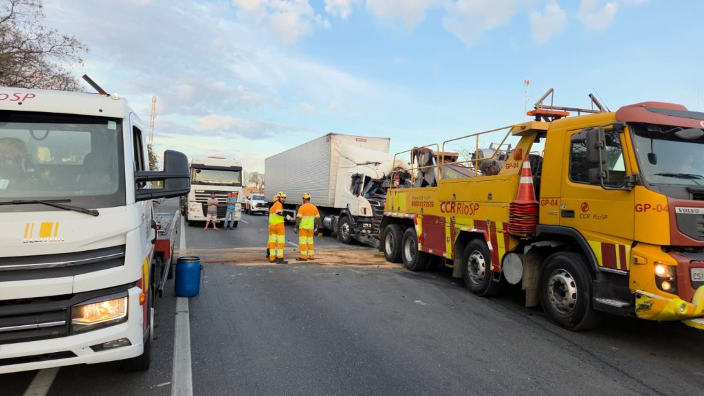 Depois de mais de 1h30 bloqueada em Caçapava, Via Dutra é liberada. Acidente deixou duas pessoas feridas 3 Via Dutra é liberada