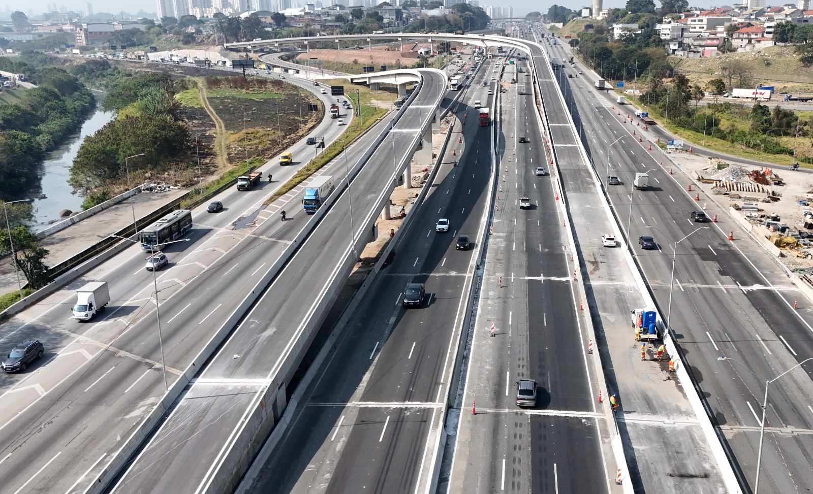Novos viadutos, na Via Dutra, em Guarulhos, prometem mais agilidade à viagem do motorista que sair do Vale do Paraíba