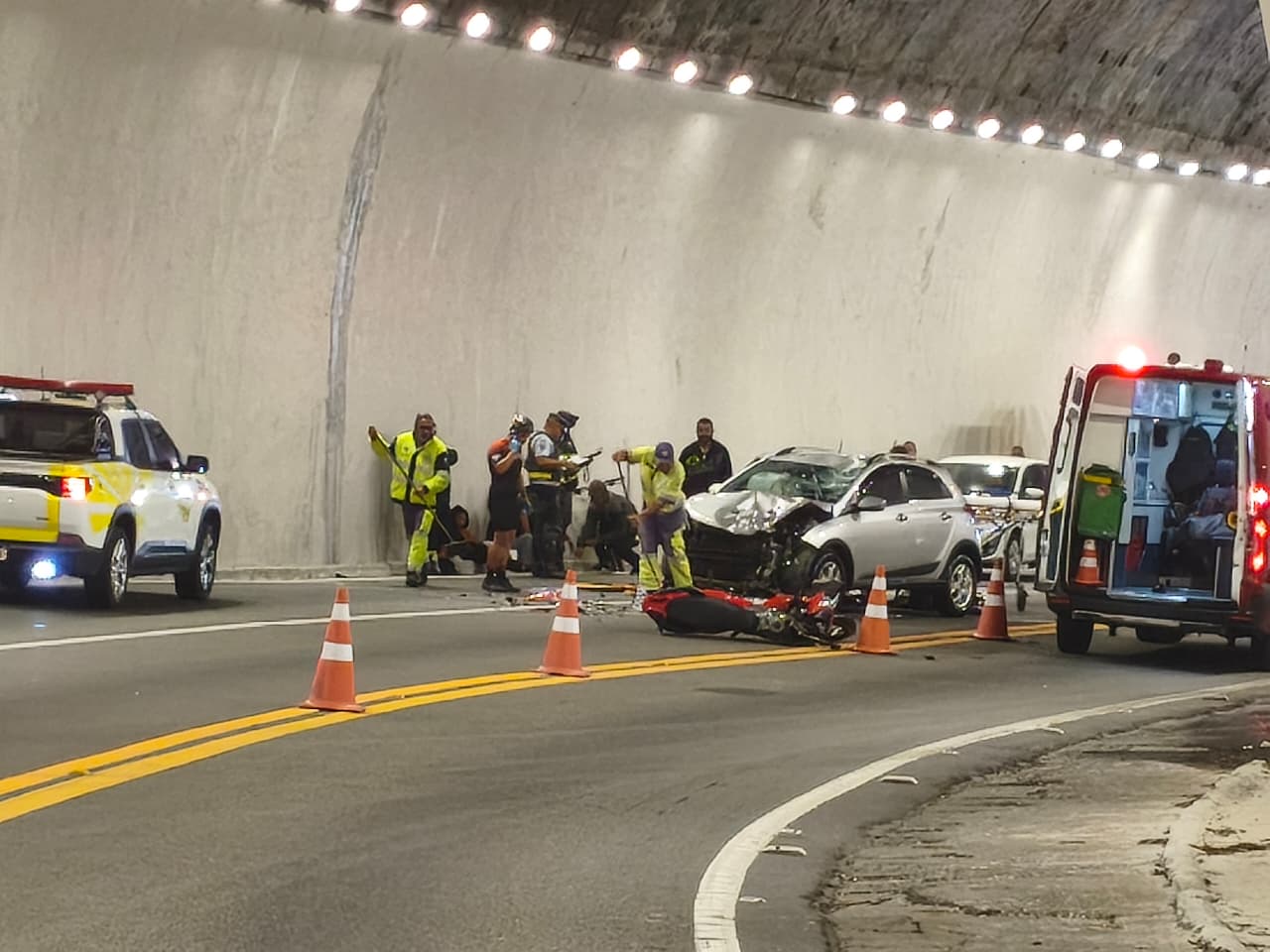 Acidente interdita estrada de Campos do Jordão e deixa jovem motociclista gravemente ferido