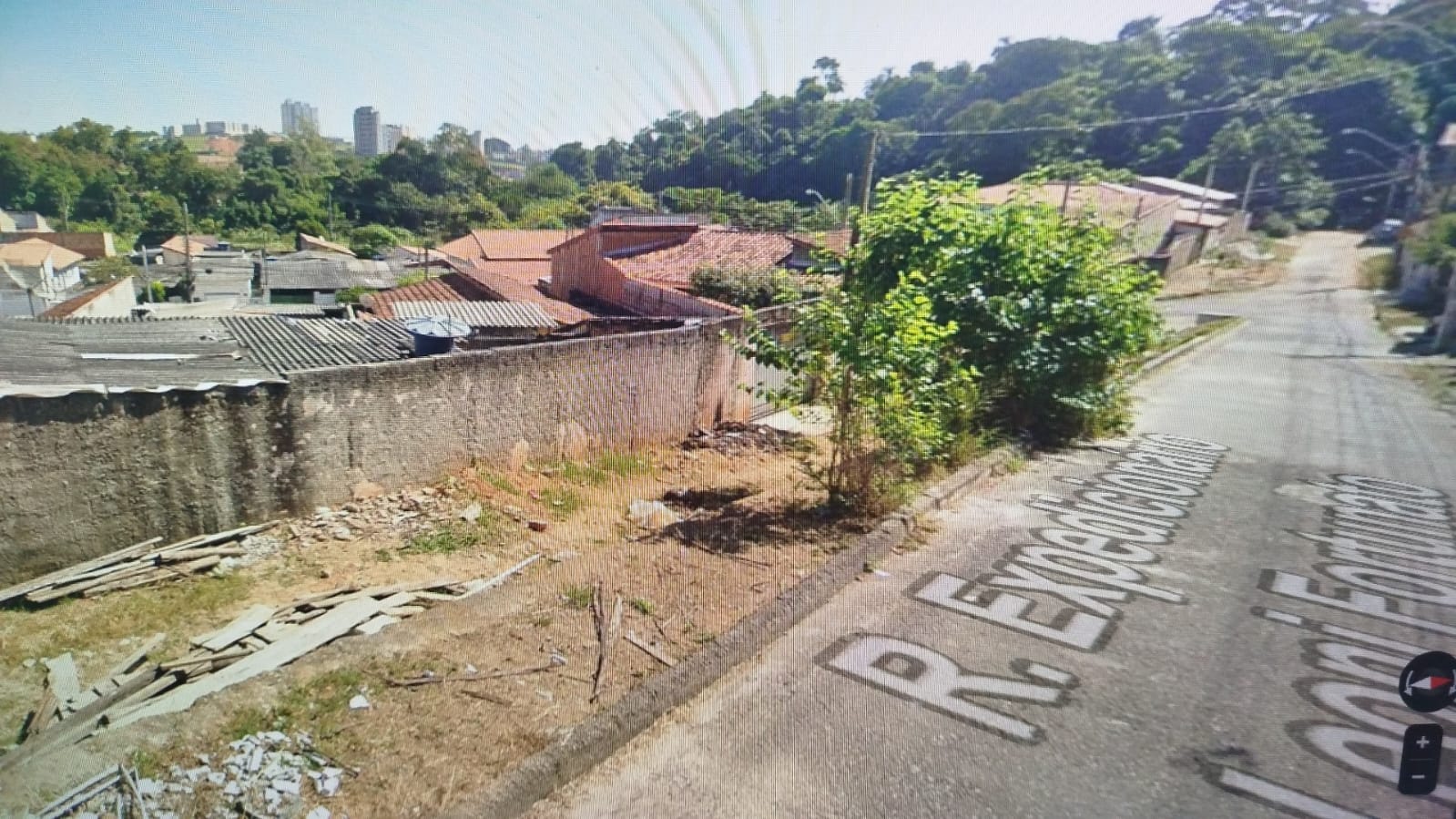 Carro cai em barranco em Jacareí