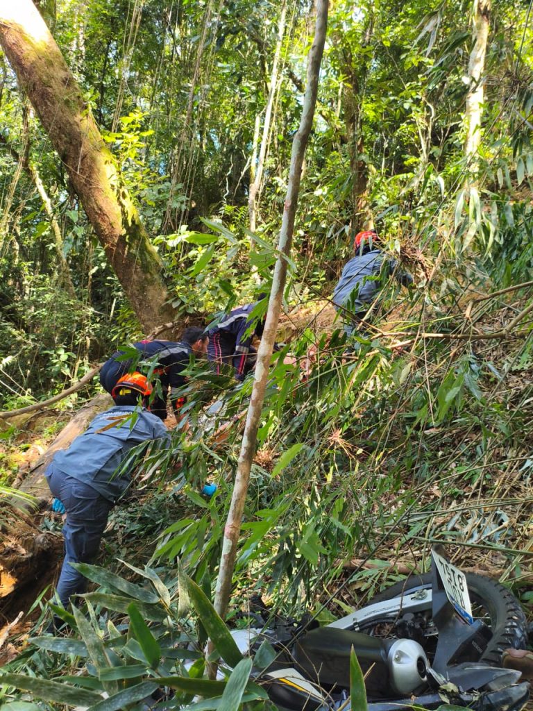 Queda de moto em ribanceira de 100 metros na Oswaldo Cruz, em Ubatuba, deixa uma vítima fatal e um ferido 3 Queda de moto em ribanceira