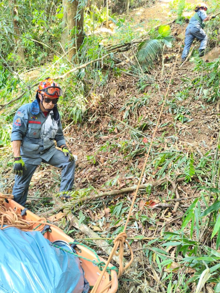 Queda de moto em ribanceira de 100 metros na Oswaldo Cruz, em Ubatuba, deixa uma vítima fatal e um ferido 2 Queda de moto em ribanceira