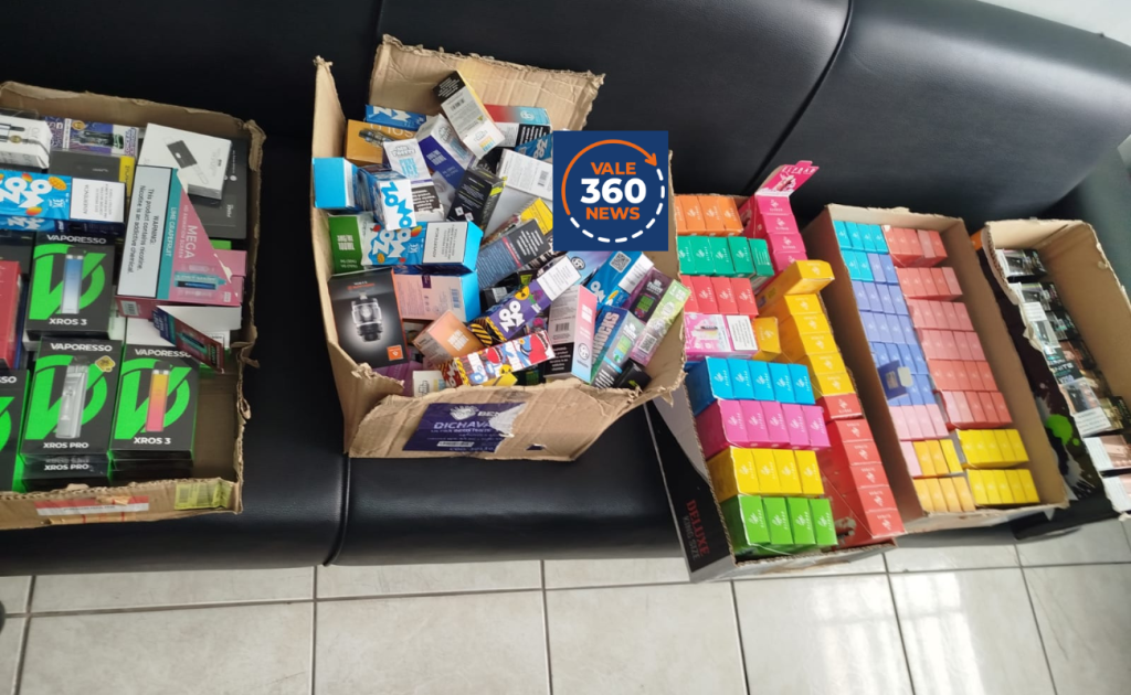 Polícia Civil apreende centenas de cigarros eletrônicos e 202 refis em tabacaria de São José dos Campos e dono é preso 2 cigarros eletrônicos