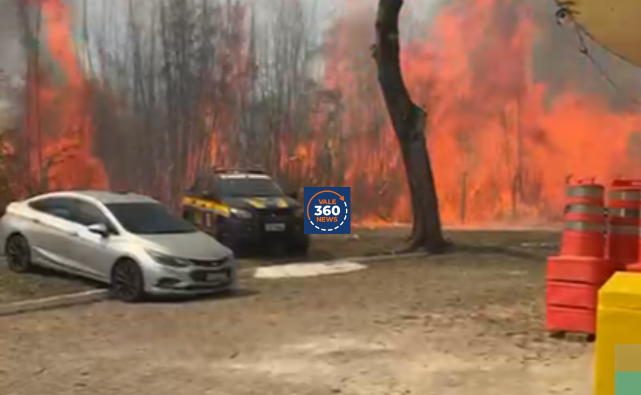 Fogo em vegetação atinge posto da PRF e queima 12 viaturas no Vale do Paraíba