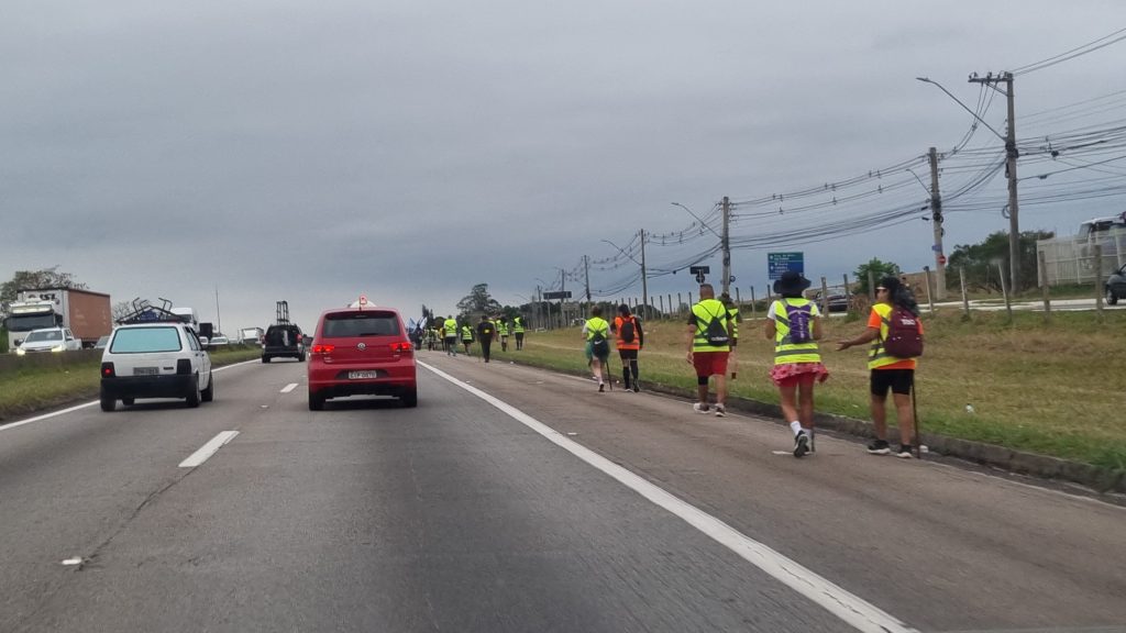 Milhares de romeiros tomam conta da Via Dutra, no Vale do Paraíba, e motorista deve redobrar atenção 3 Milhares de romeiros