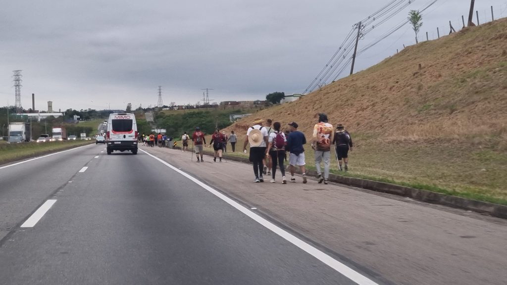 Milhares de romeiros tomam conta da Via Dutra, no Vale do Paraíba, e motorista deve redobrar atenção 2 Milhares de romeiros