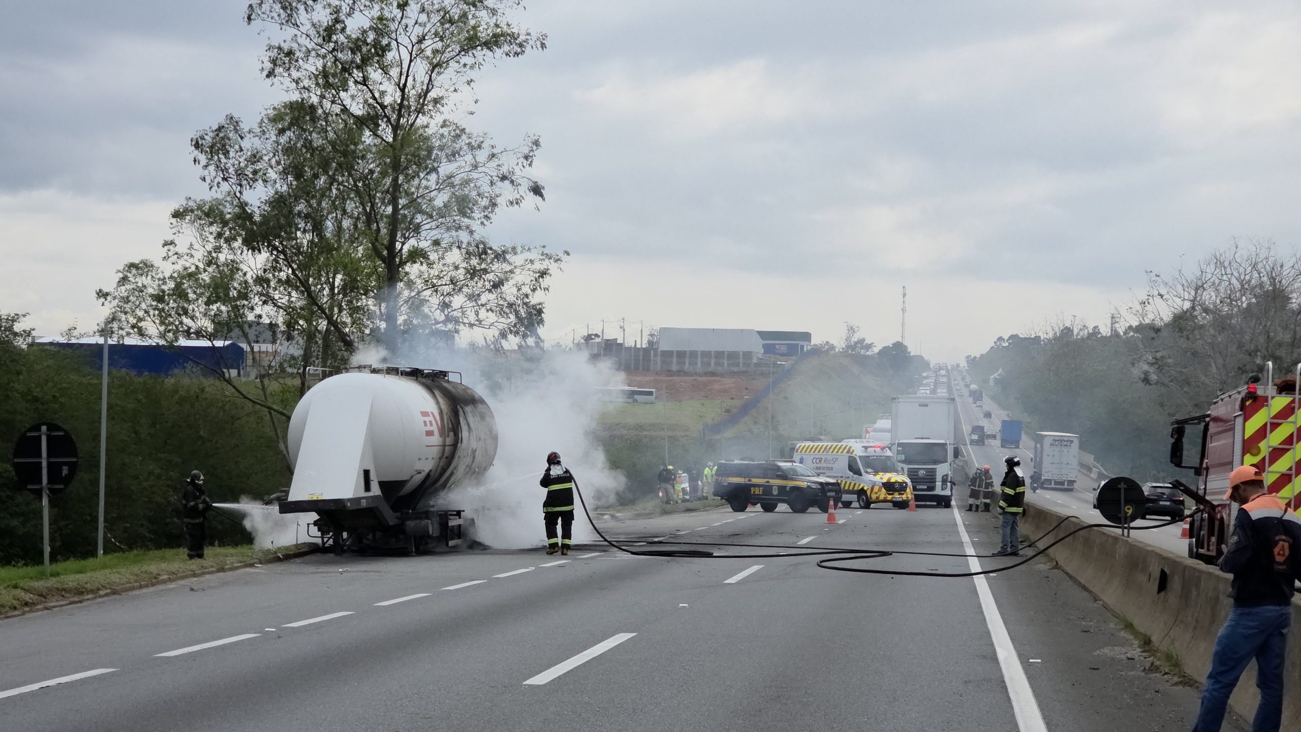 Caminhão carregado de concreto pega fogo e interdita totalmente a Via Dutra