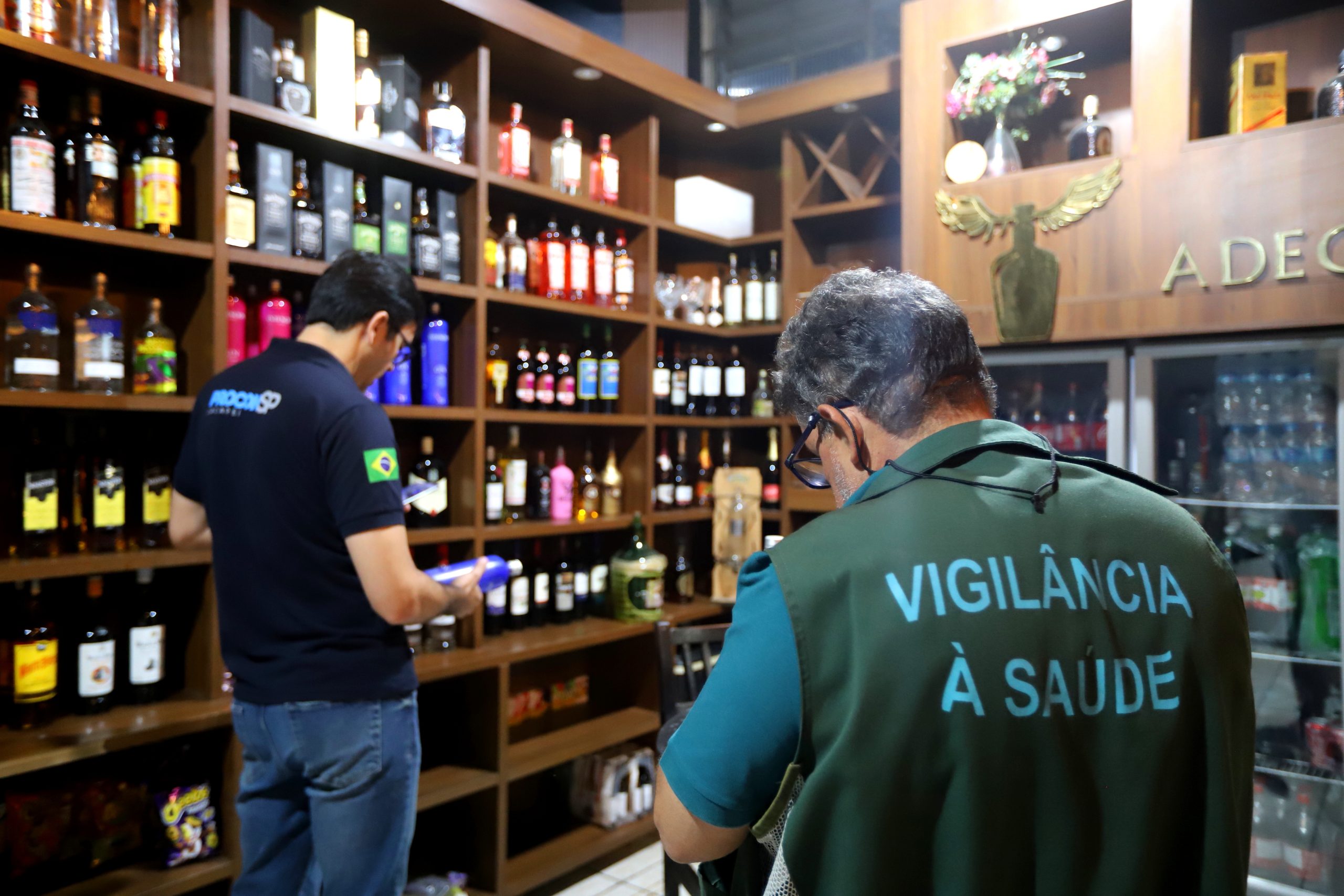 Operação Antídoto em Jacareí apreende bebidas sem procedência, fecha dois comércios e prende foragido