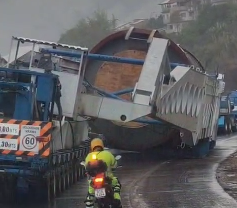 Megacarreta que passou pelo Vale do Paraíba tem quebra de peça e carga fica comprometida em importante Rodovia do Brasil