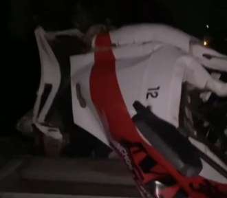 Guincho com carro na prancha capota em acidente com outro caminhão no entroncamento de rodovias no Vale do Paraíba